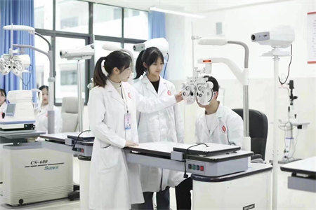 重庆渝西卫生学校2024年眼视光与配镜专业招生简章——守护明亮双眼，启程光学未来